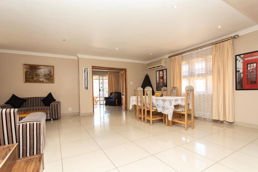 6 Bedroom Property for Sale in Vredekloof Heights Western Cape